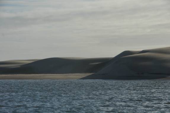 Dunas cercam o 'canal das baleias', ligando o Oceano Pacífico à Baía Magdalena, em Puerto López Mateos, na Baja California - México